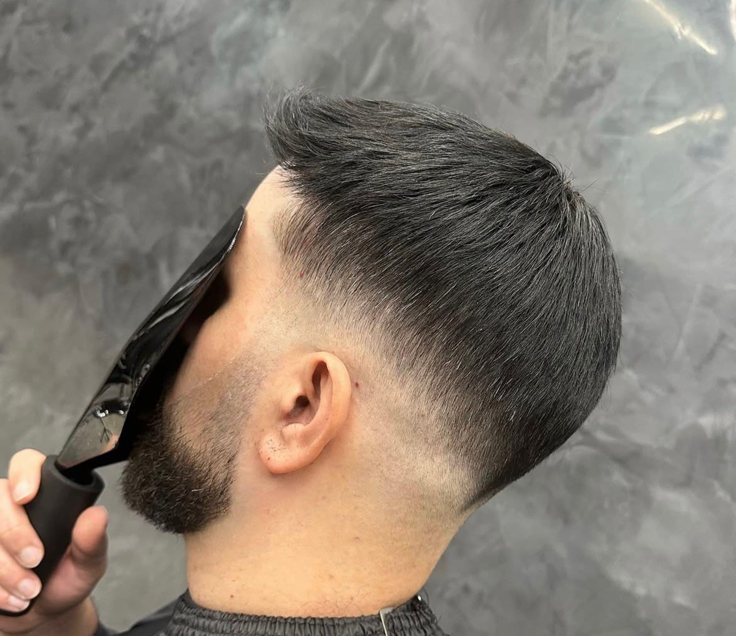 Na: vol, natuurlijk haar met een hairsystem van Hairbuddies — resultaat 4